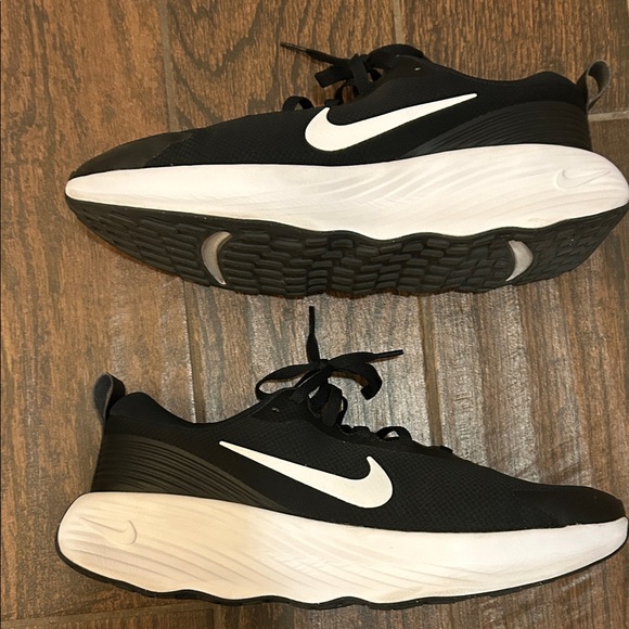 Men’s Nike Running Shoes – Black & White – Lightweight Comfort main image 4